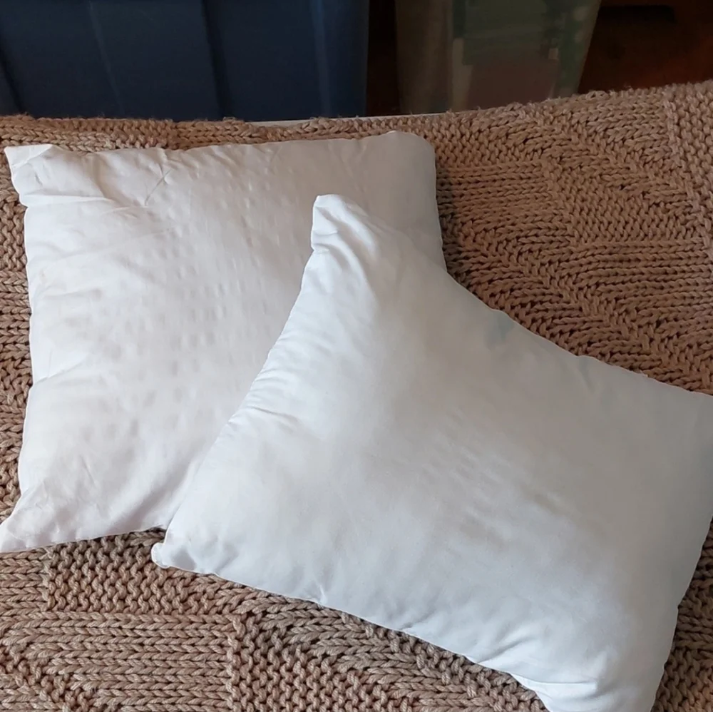 Set of 2 White Throw Pillows EUC